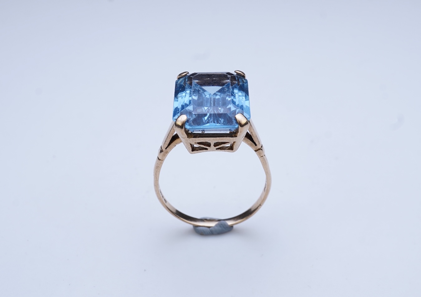 A synthetic blue spinel ring